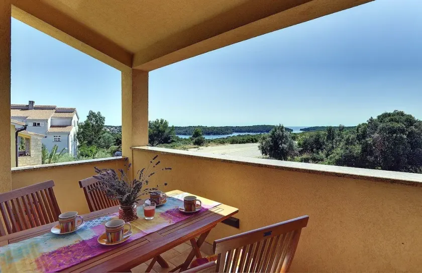 Modern apartment with access to balcony including sea view - Image 1