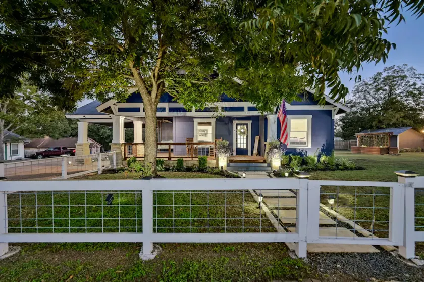 “Hometown Hideaway” in the heart of Downtown Liberty Hill - Image 1