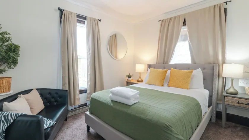 3 Blocks from Beach house 1 BDRM full bath 4 min to downtown,sleeps 4 - Image 1
