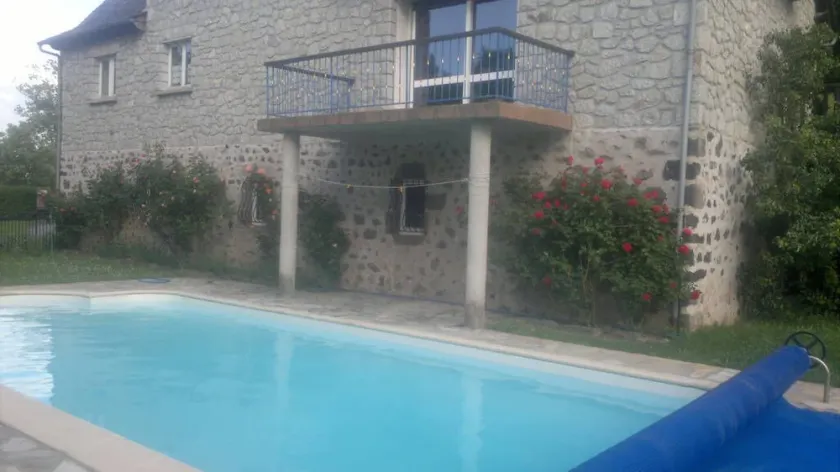 Haus mit voll ausgestattetem Pool in Cantal - Image 1