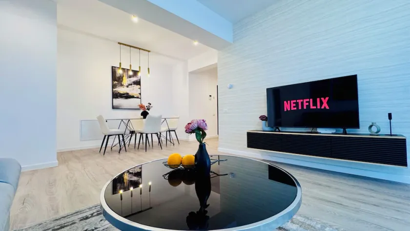 Crystal North Deluxe Apartments - Modern Comfort & Style - Image 1