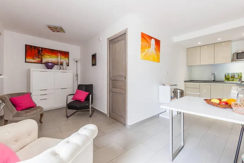 Excepcional apartamento de diseño de lujo con gran terraza. - Image 1