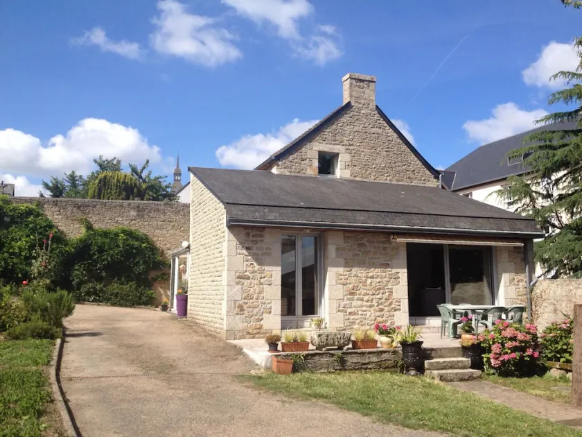 Very nice renovated family house - Image 1