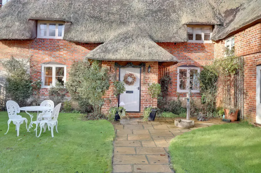 Lake Cottage - Image 1