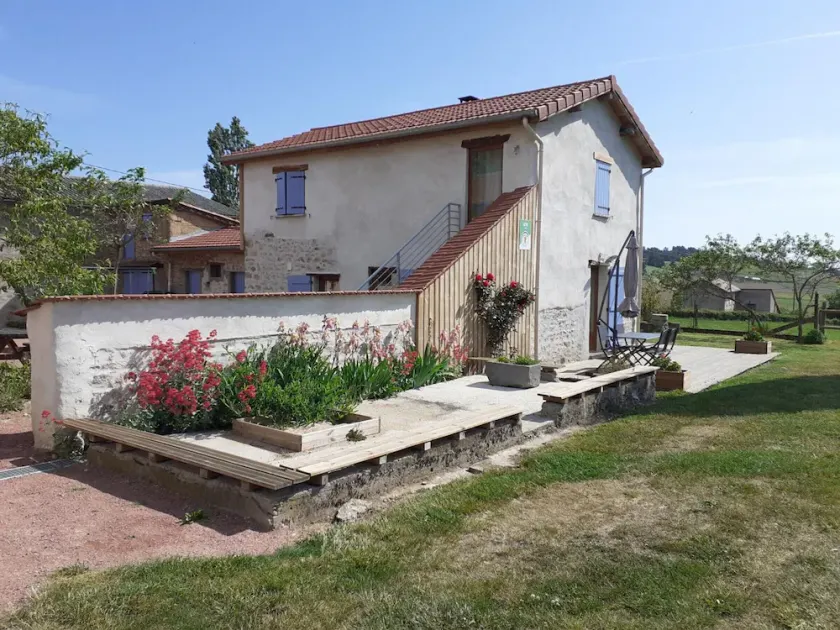 Authentic Cottage with High-Speed Internet in Amions-Vézelin - Image 1