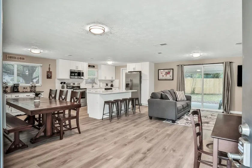 ⭐️Stylish 3/2 🏡 fully renovated in Orange Park⭐️ - Image 1