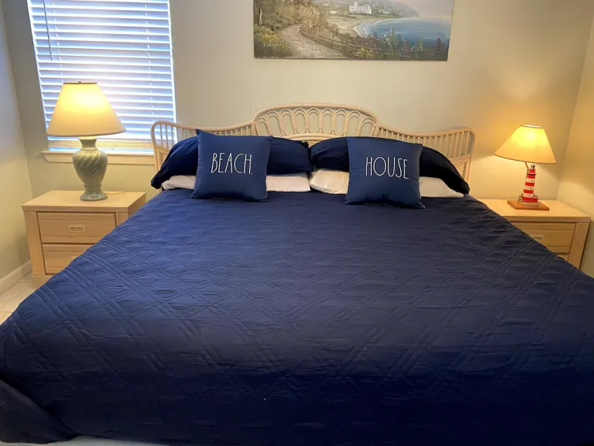 Beach Cottage - walk to Gulf - Sleeps up to 8 - Image 1