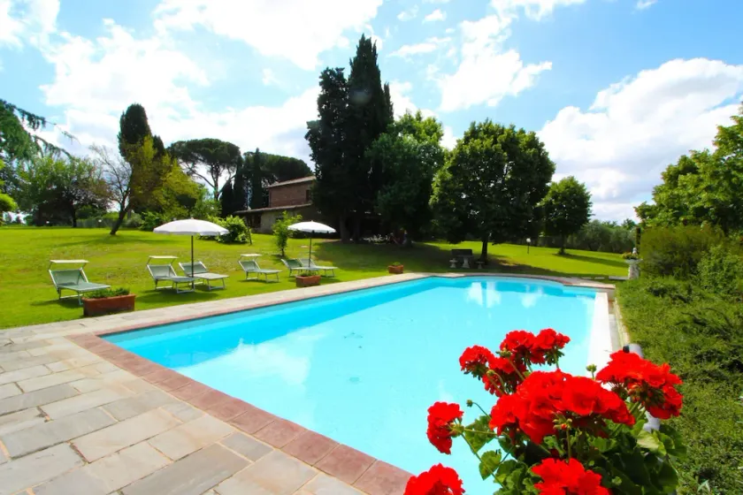 Villa with private swimming pool and large, well-kept, fully fenced garden. Ideal for holidays with - Image 1