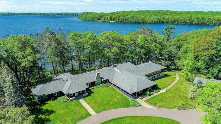 Ackwood Lodge - The Lodge, LARGE, Private Lakeshore Estate. Perfect for Family Reunions - Image 1