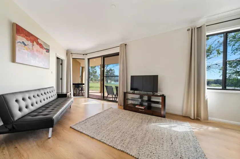 Perfectly Located Complete Private Villa - Image 1