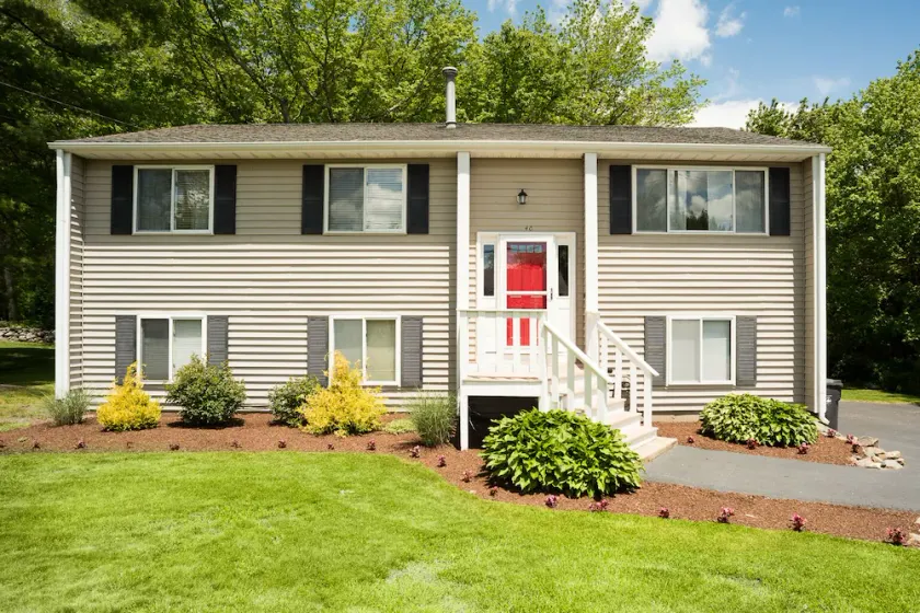 large home in Bonnet Shores with four beach passes to Narragansett town beach - Image 1