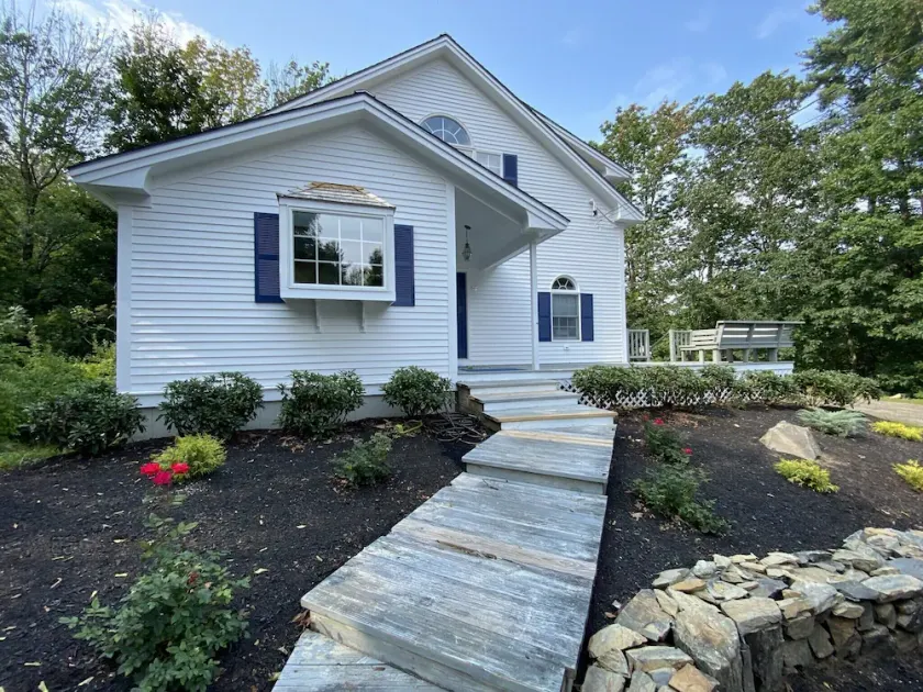 GREAT LOCATION- 4 bedrooms with 2 ensuites. Short walk to beach and town center. - Image 1