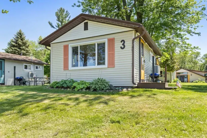 Cottage on Chippewa lake with kayaks - Image 1