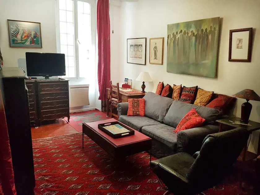 Old Town Nice Family APT  Spacious  2BR;  A/C  3 min walk Beach cafes shops tram - Image 1