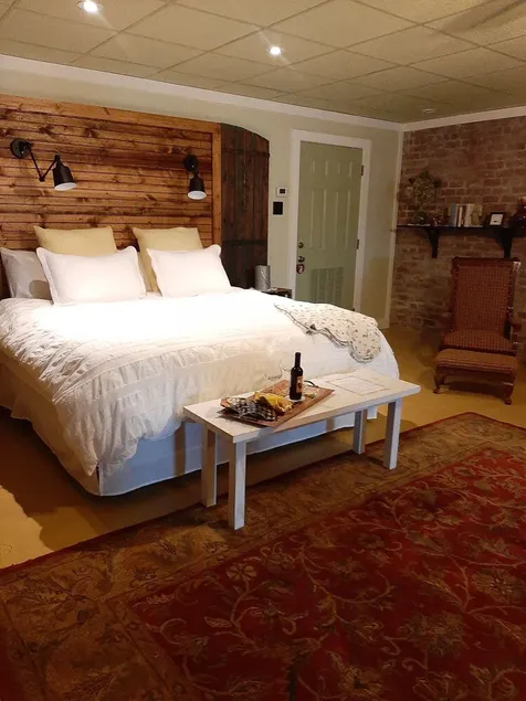 Downtown studio apartment walking distance to restaurants and shops - Image 1