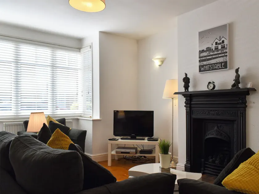 2 bedroom accommodation in Whistable - Image 1