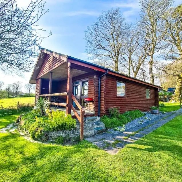 Cosy log-cabin style lodge with outdoor Lay-Z-Spa in rural, North Cornwall. - Image 1