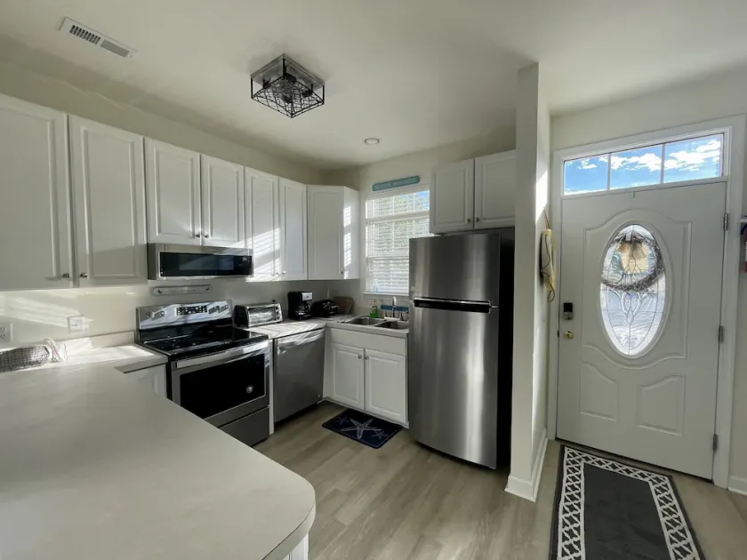Quiet Neighborhood 2BR Townhouse 1.5 miles to beach - Image 1
