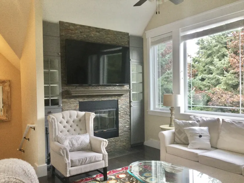 Coastal Retreat Across From Puget Sound Sleeps 2-4. High Speed Internet. - Image 1