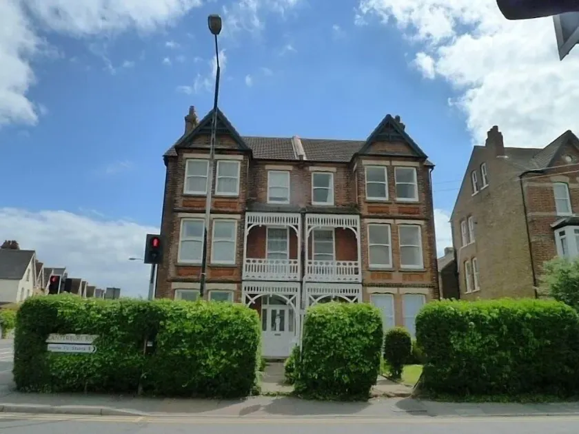 Lovely Light, Spacious Flat With Sea View - Image 1