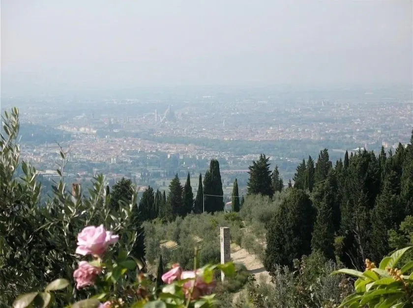 Dans une ferme charmante situation perchée sur une colline surplombant Florence. - Image 1