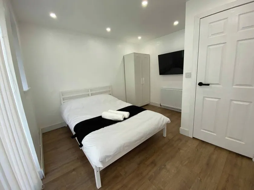 Luton City Retreat - Spacious 3 Bedroom Apartment - Image 1
