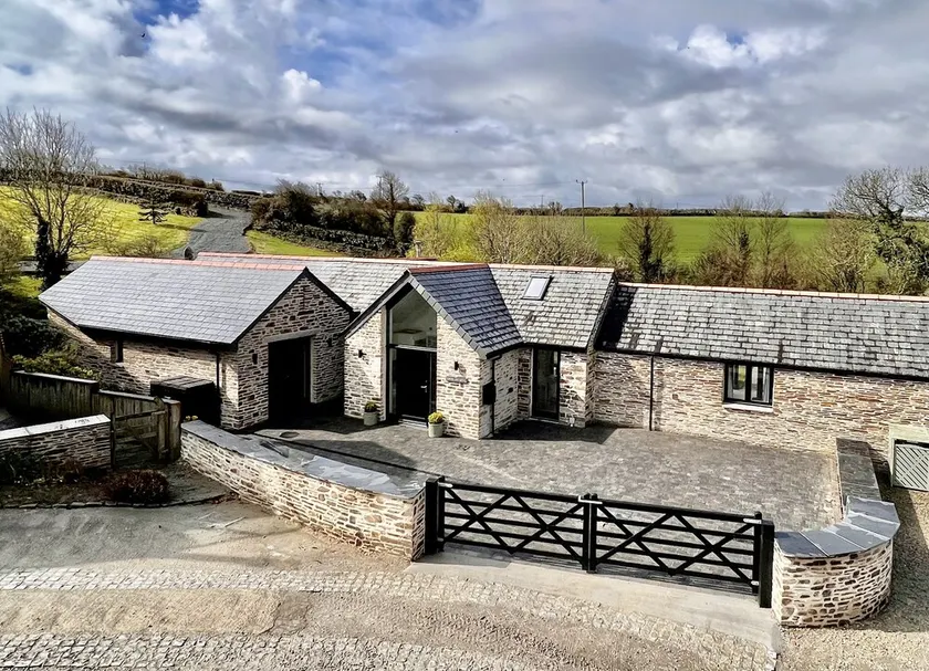Luxury barn conversion near Padstow - stunning ocean views, garden and hot tub - Image 1