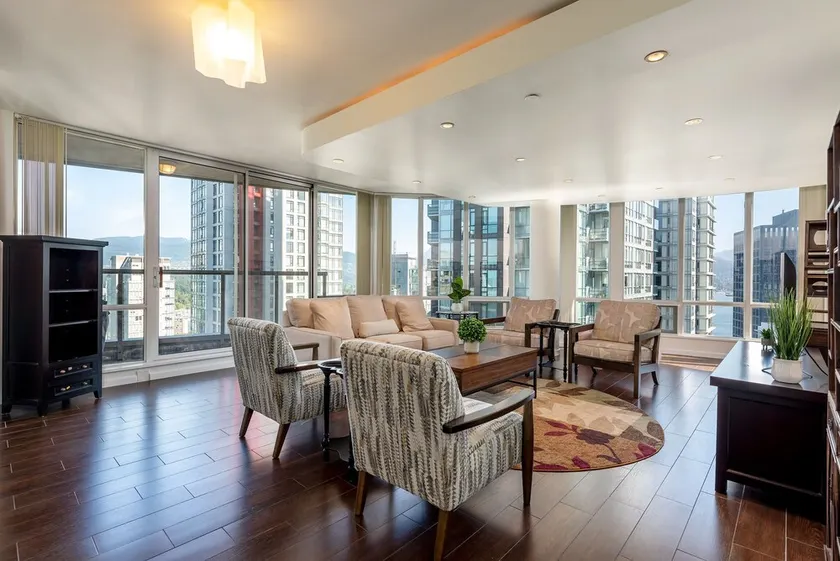Elevated Coal Harbour living with panoramic harbour & mountain views, steps to Vancouver's iconic waterfront, dining and shopping. - Image 1