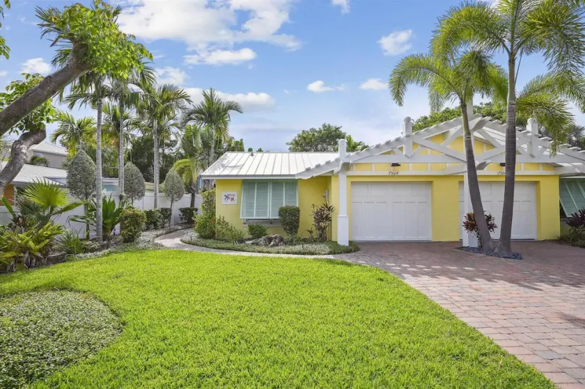 Island Living & Remodeled!  Steg från stranden, med privat uppvärmd pool! - Image 1