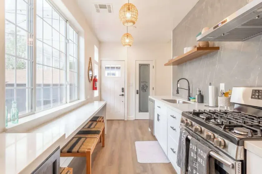 Stylish 2-Bedroom walking distance to Downtown - Image 1