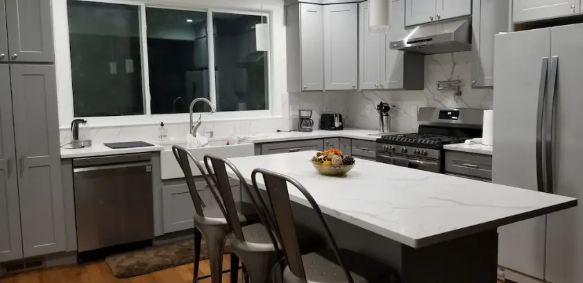 Newly Renovated Open-Concept living space, close to Boston, plenty of parking - Image 1