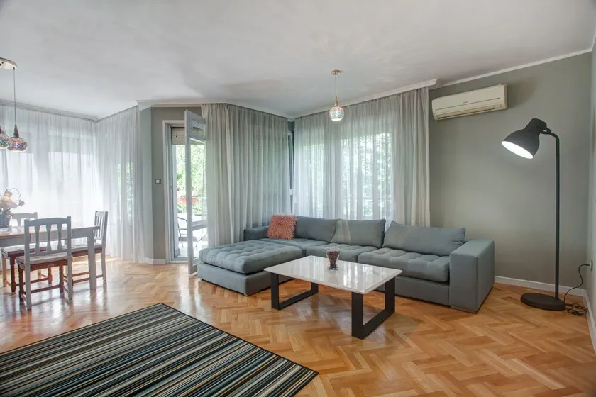 Spacious flat close to the American Embassy, free parking place - Image 1