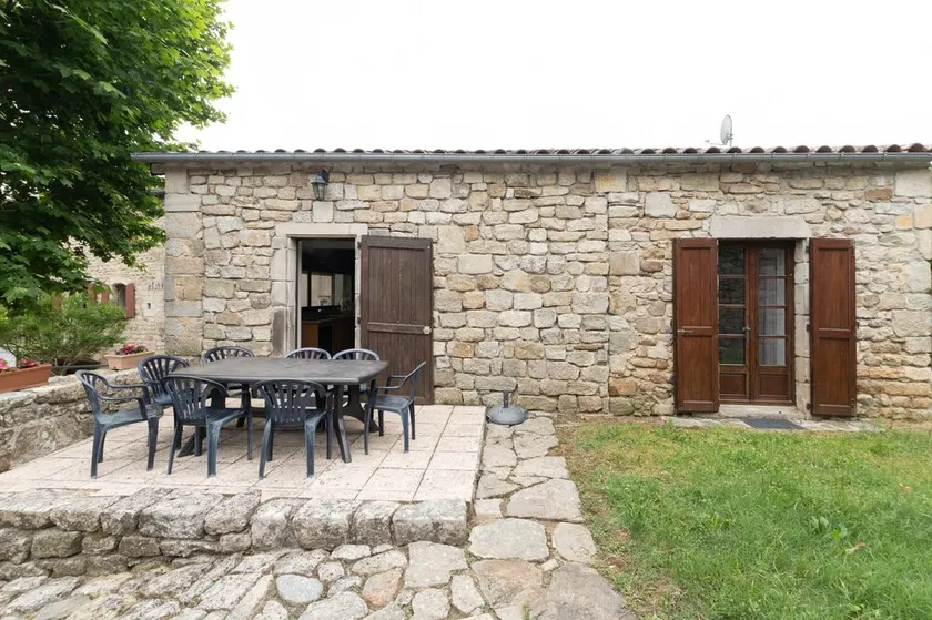 Petite maison 'Les Sources Gîte La Grange' avec piscine partagée, terrasse privée - Image 1