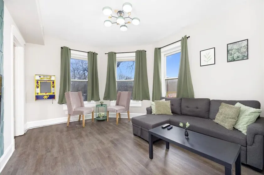 Spacious 3 Bedroom Apartment - 10 Minutes to Downtown - Sleeps up to 10 - Image 1