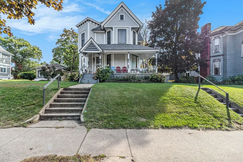 Timeless Memories - Victorian home located in the heart of Ludington - Image 1
