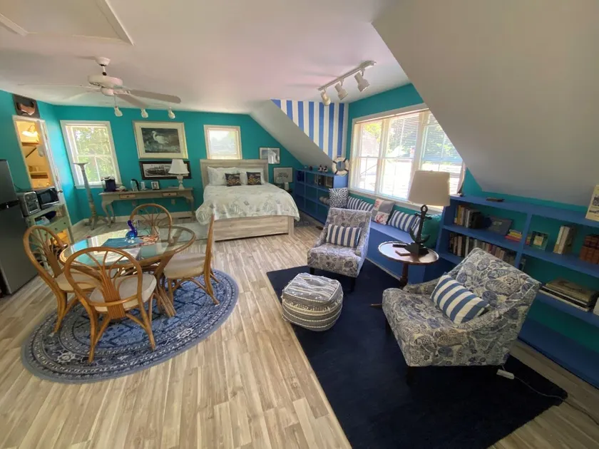 Walk to Downtown Mystic Premiere Carriage House Spacious Loft Apt—Very Private - Image 1