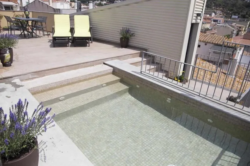 Suit y desayuno incluido con piscina y parquing - Image 1