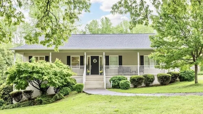 Walk to Carrollton Square!  Entire Home Upstairs For Rent. - Image 1