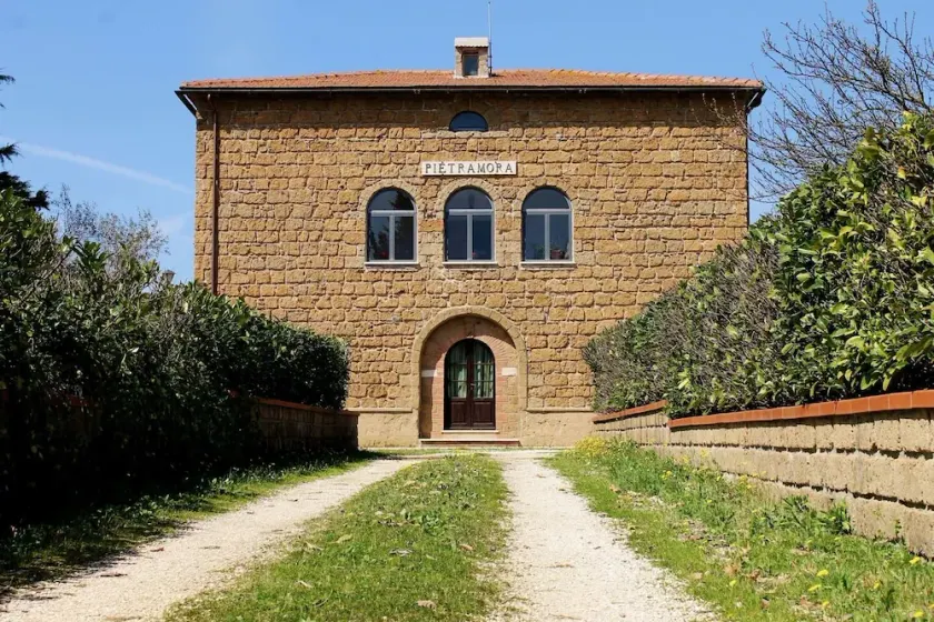 Charming 5-Bed Villa in Pitigliano Tuscany - Image 1