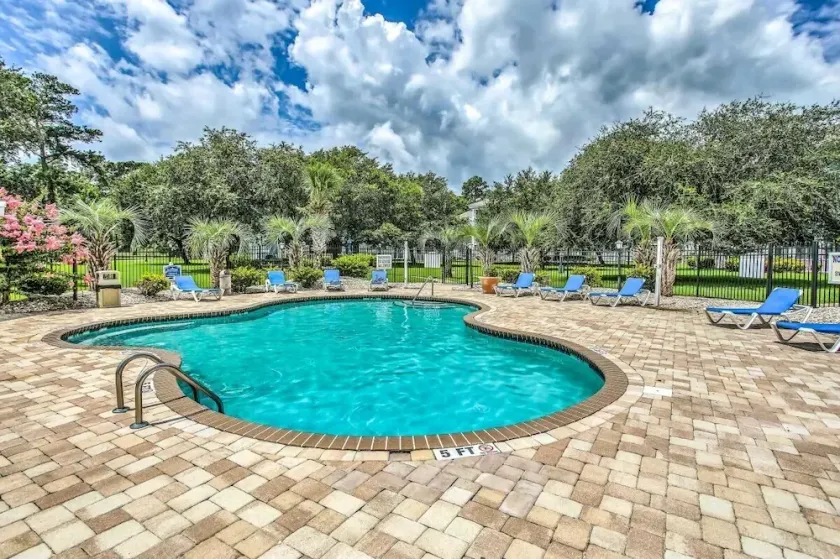 First Floor 2 Bedroom Condo with Golf Course Views-Magnolia Place 101 - Sleeps 6 guests! - Image 1