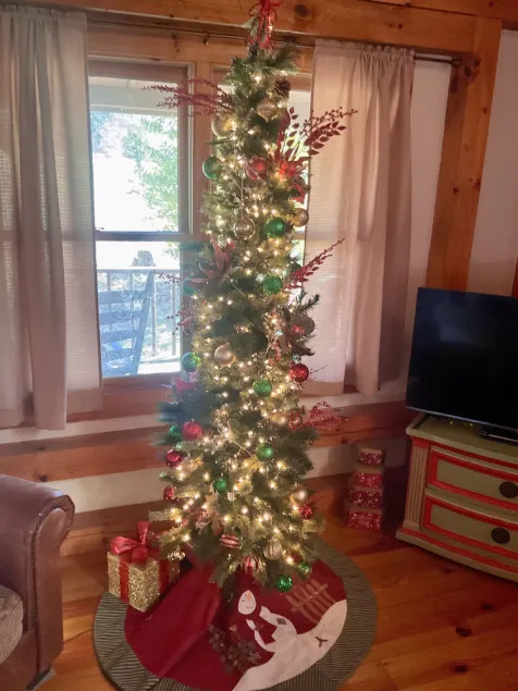 Relax and enjoy at this 2.5 B/2B cabin with hot tub by Fall Creek Falls Park - Image 1