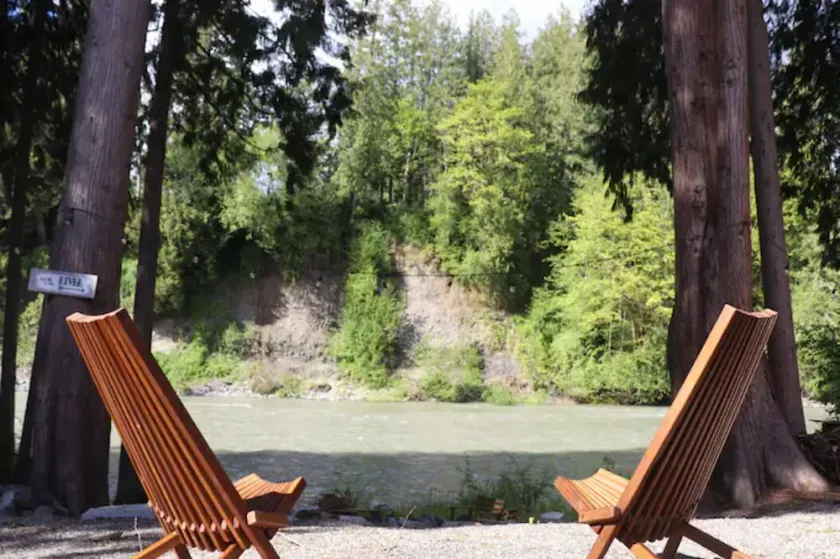 Riverfront w/Cedar Hot tub, Sauna, Movie Theatre - Image 1