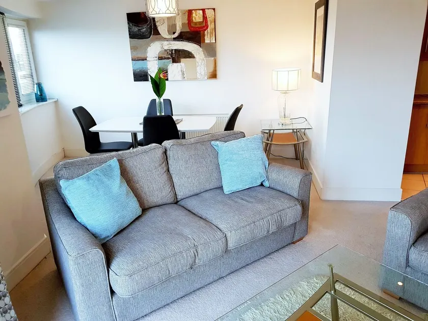 Stylish 2 bedroom apartment close to Windsor town centre - Image 1