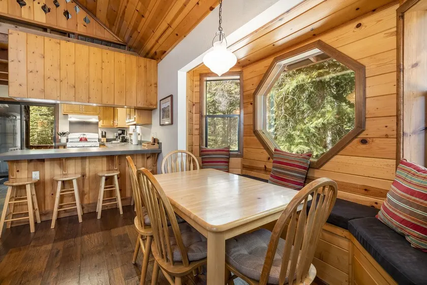 In der Nähe von Squaw und Northstar, neu renoviert mit Zugang zum Pool und Privatstrand - Image 1