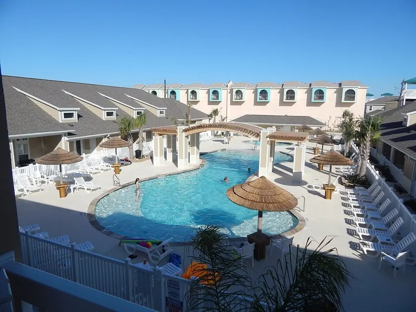 Nouveaux prix !!  PISCINE IMPRESSIONNANTE / CONDO PROPRE / AMICAL FAMILIAL - Image 1