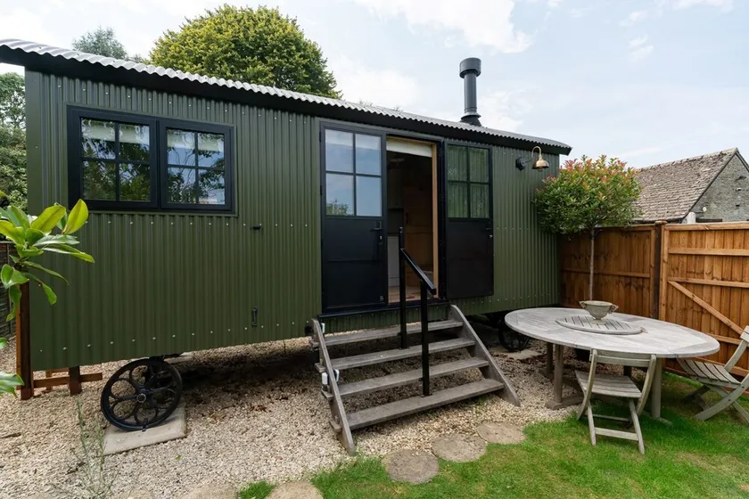 Quaint shepherd's hut with beautiful views of the Cotswold countryside - The Sheiling - Image 1