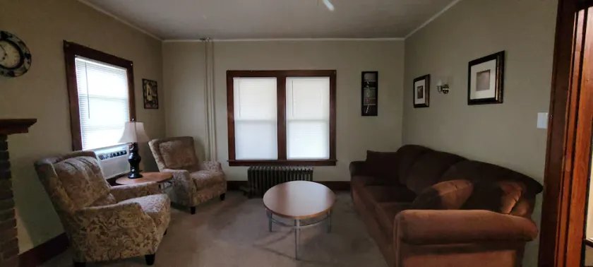 Warm & welcoming 1 bedroom apartment with patio - Image 1