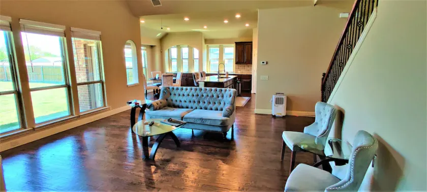 Luxurious 3700 sqft 4 beds, 3.5 bath, office, game and media room - Image 1