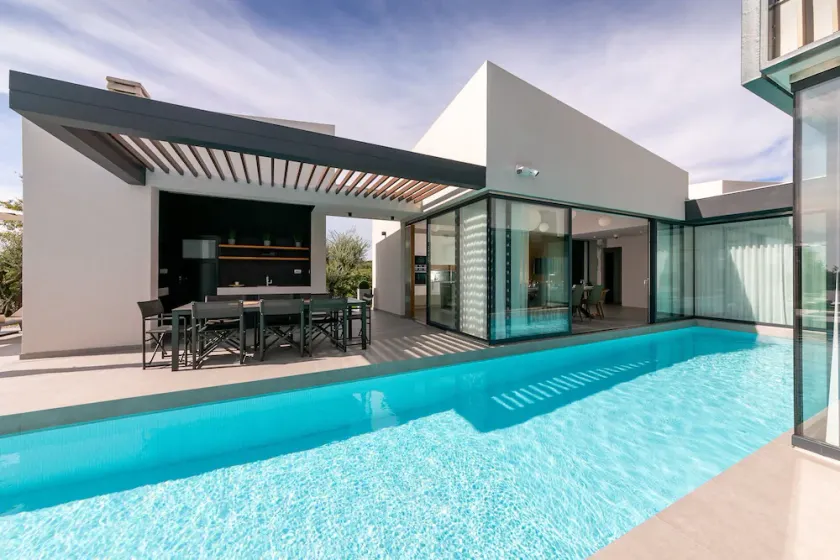 Villa con barbacoa, piscina y jardín | Vistas a la piscina - Image 1