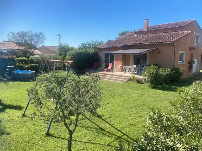 Pleasant, sunny 6-bed villa - Image 1